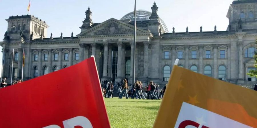 Die SPD verliert einen Prozentpunkt, die Union hingegen legt dazu. Foto: Gero Breloer/dpa