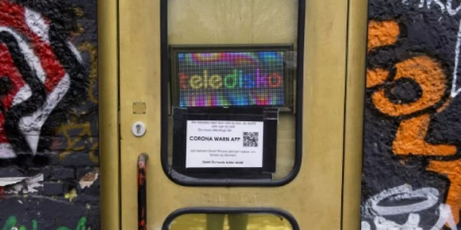 Zu Disko umfunktionierte Telefonzelle in Berlin