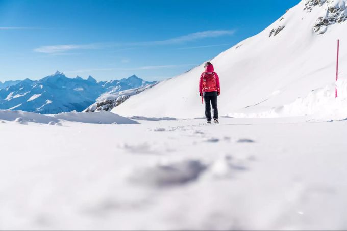 Der höchstgelegene Winterwanderweg Europas bietet einen einmaligen Blick auf die Bergwelt im Wallis. asd