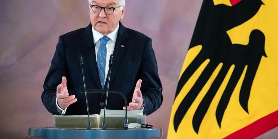 Bundespräsident Frank-Walter Steinmeier spricht im Schloss Bellevue zu Beginn einer Diskussionsrunde. Foto: Bernd von Jutrczenka/dpa