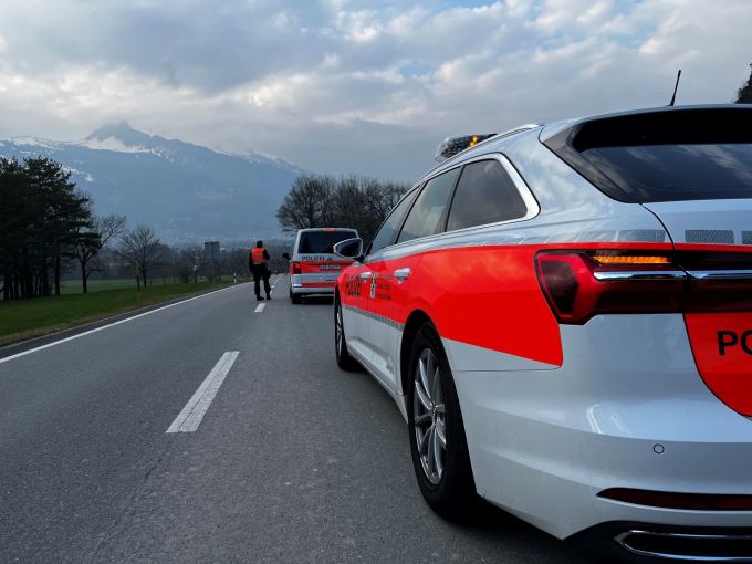 Ein Töff-Fahrer wurde ins rechtsseitige Wiesland geschleudert. fläsch