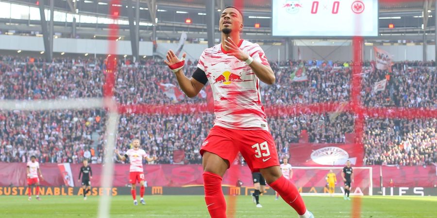 Leipzigs Benjamin Henrichs hadert mit einem Fehlschuss auf das Tor der Gäste.