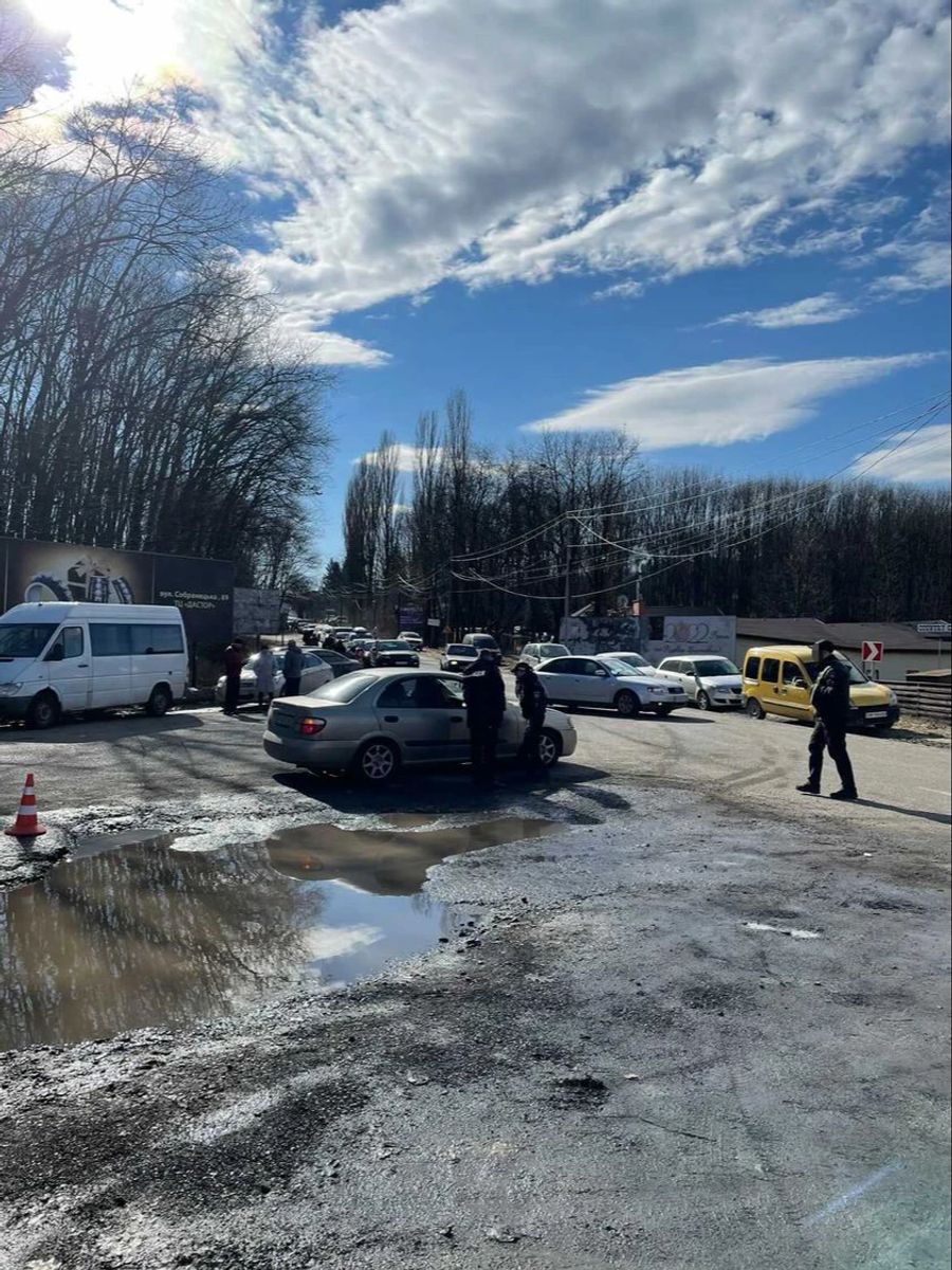 Während viele wieder zurück in die umkämpften Städte reisen, bleiben Katrinas Mann und einige andere im Westen: Sie müssen das Dorf verteidigen.