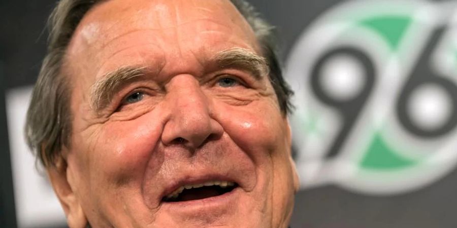 Ist Fan von Zweitligist Hannover 96: Gerhard Schröder. Foto: Peter Steffen/dpa
