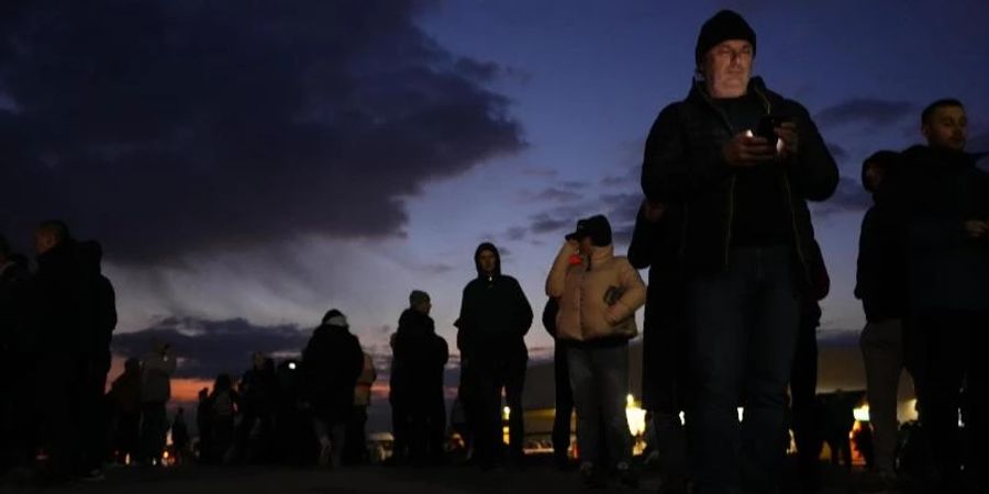 Mehr als eine halbe Million Menschen sind bisher aus der Ukraine geflohen. (Bild von der polnischen Grenze). Foto: Petr David Josek/AP/dpa