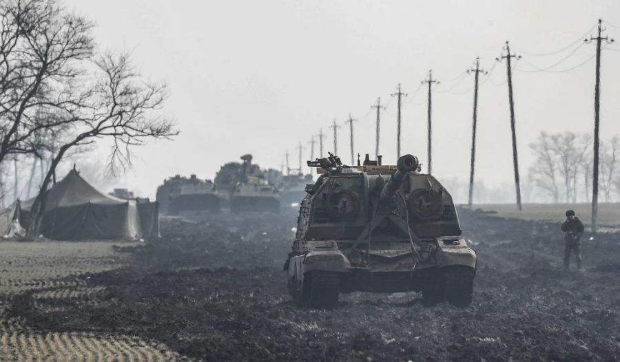 Eines seiner ersten Ziele ist der Osten der Ukraine, wofür er zahlreiche Soldaten an die Grenze entsandt hat.