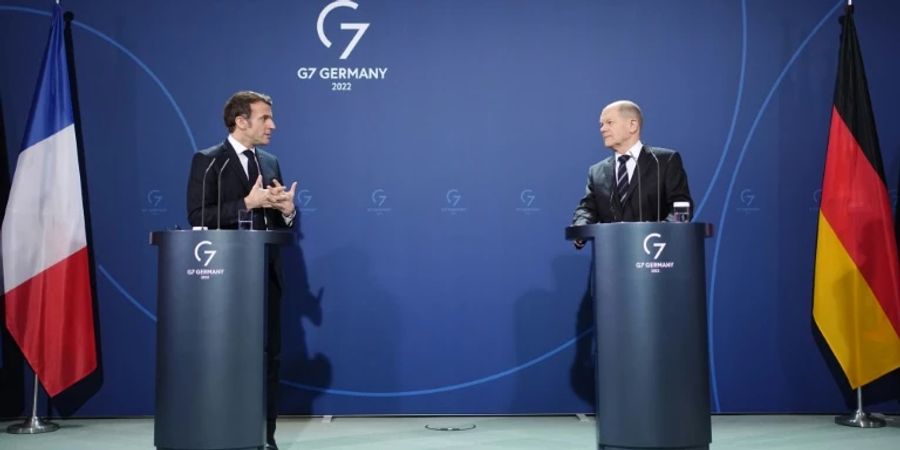 Emmanuel Macron (l.) und Olaf Scholz