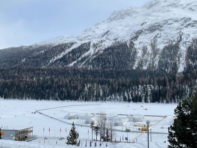 Auf dem zugefrorenen St. Moritzersee locken diverse Wintersportmöglichkeiten. St. Moritzersee