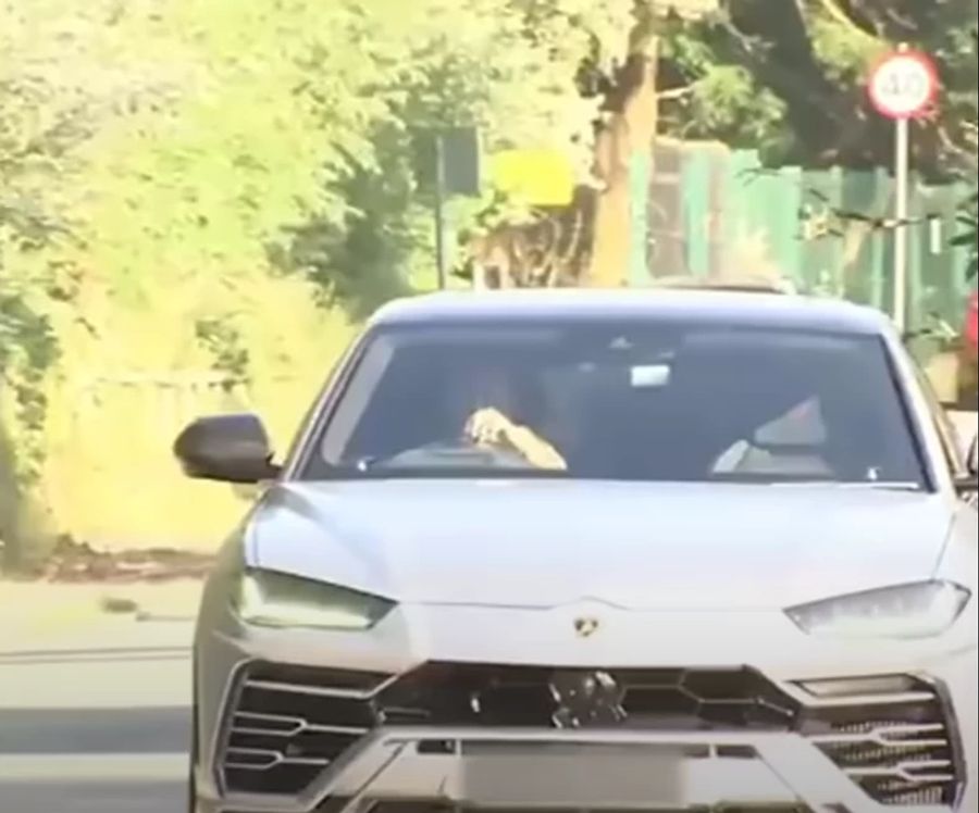 Ronaldo auf dem Weg ins Training von Manchester United mit einem Lamborghini Urus.