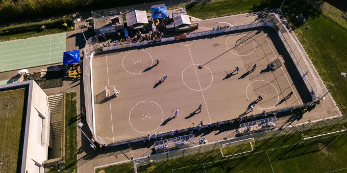 Luftaufnahme vom Inlinehockeyspielfeld der IHC Oensingen Roadrunners im Sportzentrum Bechburg in Oensingen. - Oensingen Luftaufnahme vom Inlinehockeyspielfeld der IHC Oensingen Roadrunners im Sportzentrum Bechburg in Oensingen. - Oensingen