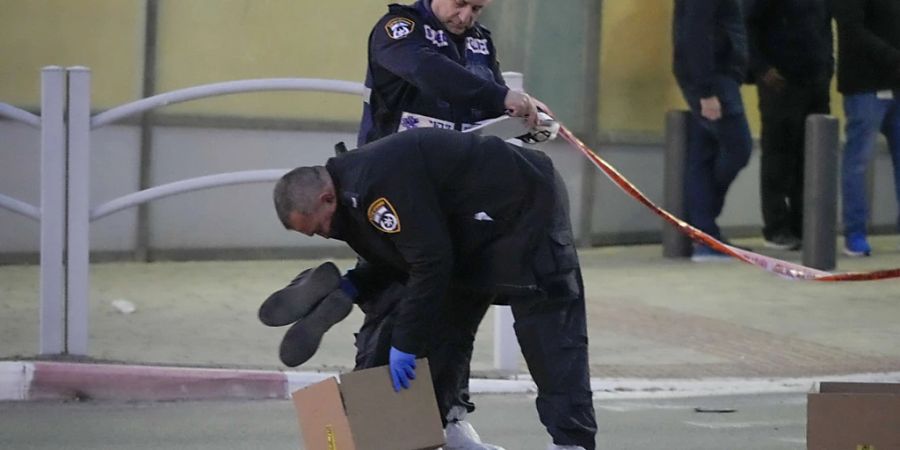 Im israelischen Beerscheva kam es heute mutmasslich zu einem Terroranschlag. Dabei wurden vier Menschen getötet. Foto: Tsafrir Abayov/AP/dpa