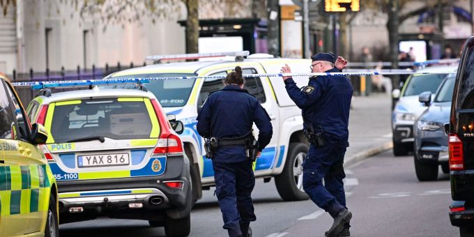 Polizisten im südschwedischen Malmö. Bei einem Vorfall an einer Schule sind dort zwei Frauen getötet worden. Polizisten im südschwedischen Malmö. Bei einem Vorfall an einer Schule sind dort zwei Frauen getötet worden.