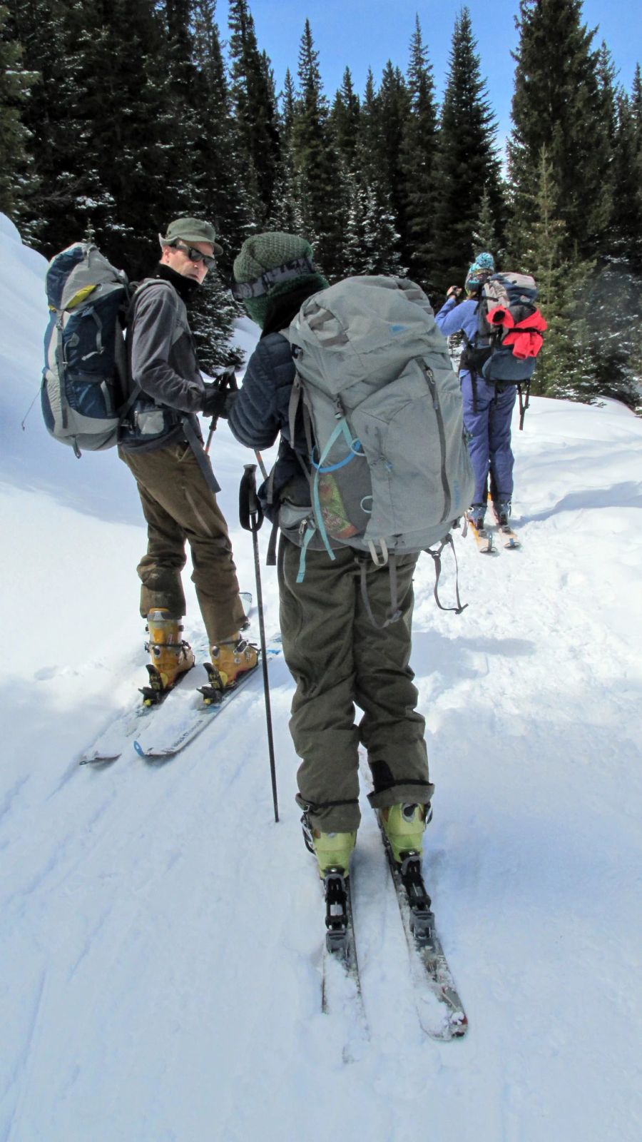 Schnee Ski Personen Wandern Rucksäcke