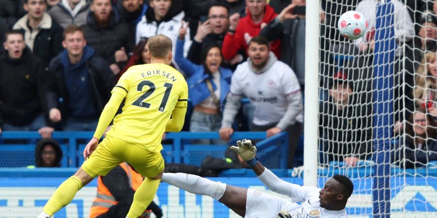 In der Premier League, FC Chelsea gegen FC Brentford, schiesst Christian Eriksen (l) das 1:2 für Brentford.