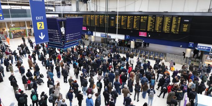 Hunderttausende briten sind nach dem Sturm noch immer ohne Strom. Storm Eunice hits the UK