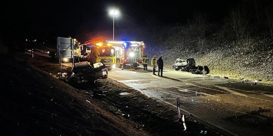 Die Unfallstelle: Bei dem schweren Verkehrsunfall im Landkreis Freudenstadt kommen drei Menschen ums Leben. Foto: Sdmg / Schulz/dpa