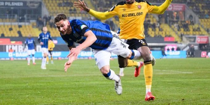 Hart umkämpftes Unentschieden: Dynamos Michael Akoto (r) gegen Hamburgs Moritz Heyer. Foto: Robert Michael/dpa-Zentralbild/dpa Hart umkämpftes Unentschieden: Dynamos Michael Akoto (r) gegen Hamburgs Moritz Heyer. Foto: Robert Michael/dpa-Zentralbild/dpa