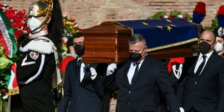 Der mit der EU-Flagge bedeckte Sarg