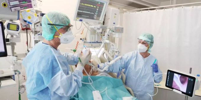 Ärzte und Pfleger betreuen einen Patienten auf der Covid-19-Intensivstation im SRH Waldklinikum in Gera. Foto: Bodo Schackow/dpa-Zentralbild/dpa Ärzte und Pfleger betreuen einen Patienten auf der Covid-19-Intensivstation im SRH Waldklinikum in Gera. Foto: Bodo Schackow/dpa-Zentralbild/dpa
