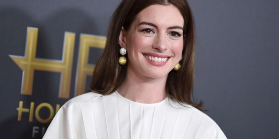 Anne Hathaway kann in einem Werbefilm für die Schweiz ihr komisches Talent ausspielen.