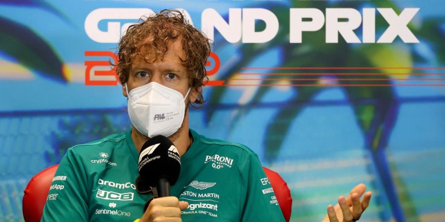 Aston-Martin-Pilot Sebastian Vettel beantwortet Fragen während der Fahrer-Pressekonferenz in Melbourne.