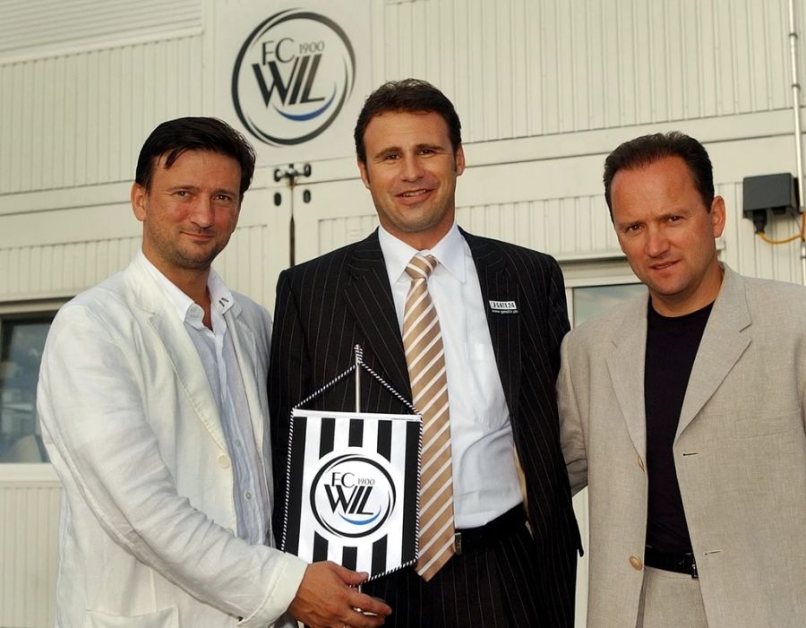 Ein Bild aus dem Jahr 2003: Igor Belanow (r.) und Genadi Perepadenko (l.) steigen als Investoren beim FC Wil ein.