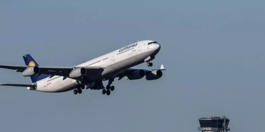 Für die Flugsicherungen bedeutet die sinkende Zahl kontrollierter Flüge auch deutlich geringere Gebühreneinnahmen - ohne dass die Kosten für Personal und Infrastruktur im gleichen Masse reduziert werden können. Foto: Boris Roessler/dpa
