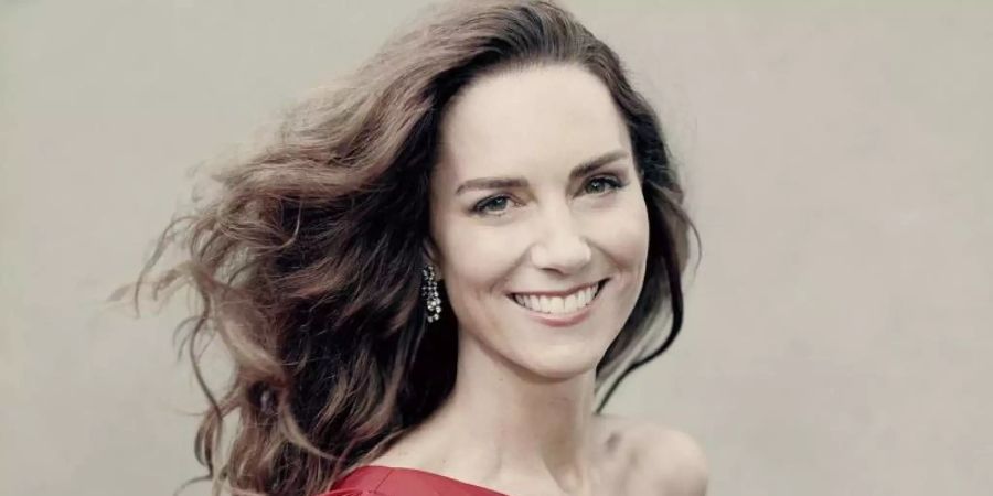 Ganz in Rot und schulterfrei: die britische Herzogin Kate von Cambridge. Foto: Paolo Roversi/Kensington Palace/AP/dpa