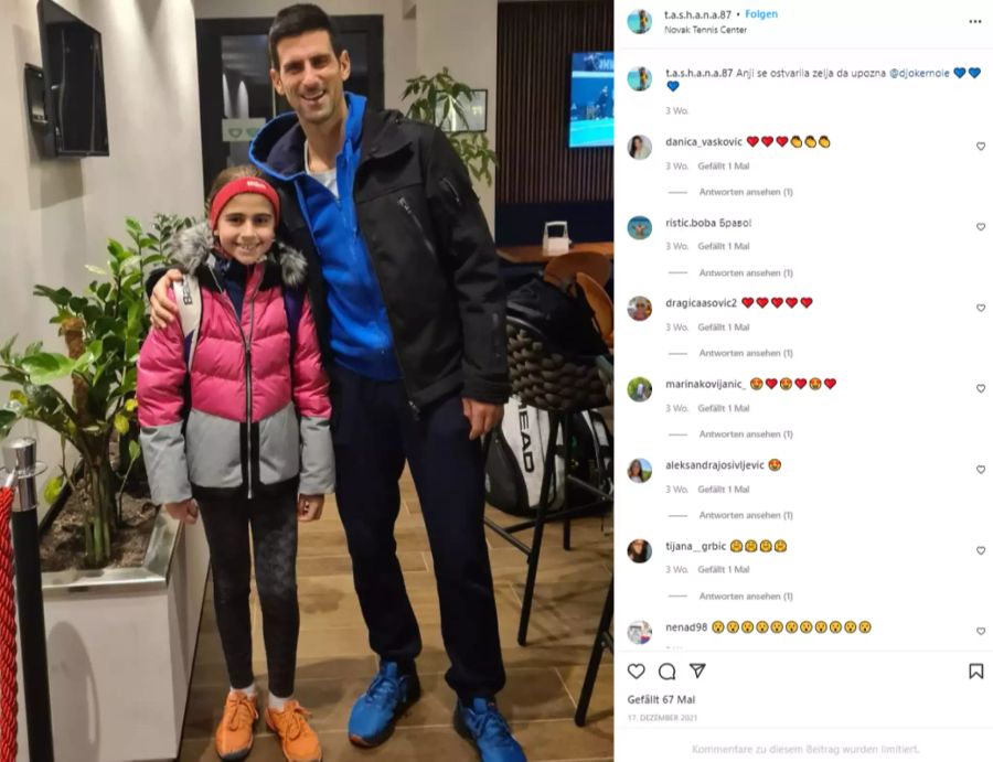 Novak Djokovic posiert mit einer jungen Tennisspielerin. Das Foto ist auf den 17. Dezember datiert.