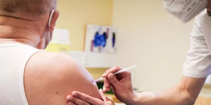 Ein älterer Mann bekommt seine Auffrischungsimpfung im Corona-Impfzentrum im Asklepios Klinikum Harburg. Foto: Christian Charisius/dpa Ein älterer Mann bekommt seine Auffrischungsimpfung im Corona-Impfzentrum im Asklepios Klinikum Harburg. Foto: Christian Charisius/dpa