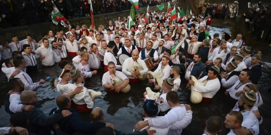 Bulgarische Männer beim traditionellen «Horo»-Tanz
