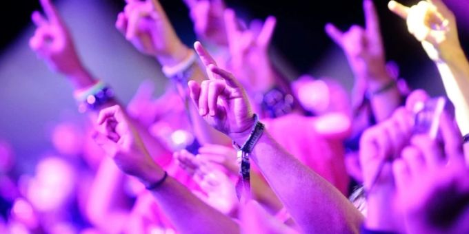 Besucher eines Rockkonzerts vor der Pandemie Besucher eines Rockkonzerts vor der Pandemie