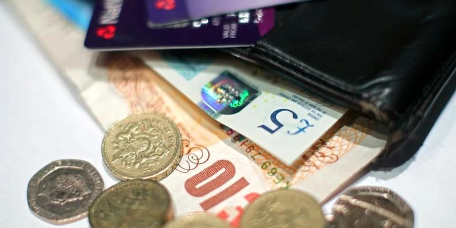 Unter anderem für Kleidung und Schuhe müssen die Briten tiefer in die Tasche greifen. Foto: Yui Mok/PA/dpa
