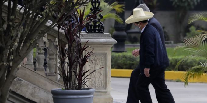 Perus Präsident Pedro Castillo läuft ins Regierungsgebäude in Lima. Peru Struggling President