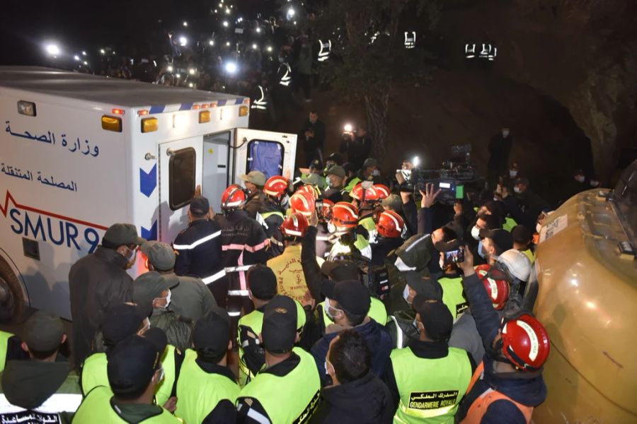 Am Samstag konnte das Rettungsteam den Jungen endlich aus dem Brunnen bergen.