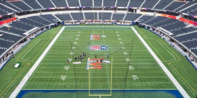 Arbeiter malen das Logo des Super Bowl LVI auf das Spielfeld im SoFi Stadion. Foto: Maximilian Haupt/dpa Arbeiter malen das Logo des Super Bowl LVI auf das Spielfeld im SoFi Stadion. Foto: Maximilian Haupt/dpa