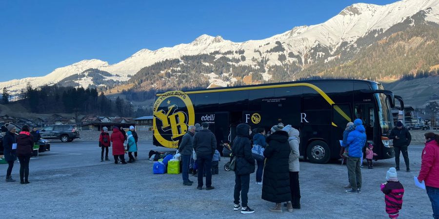 40 Ukrainer reisten im YB-Car von Polen in die Schweiz. Heute morgen um halb acht ist der Bus in Frutigen BE angekommen.