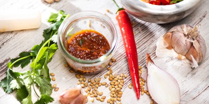 Selbstgemacht schmeckt Currypaste besonders frisch und aromatisch. Koriander Knoblauch Chili Zwiebel Curry