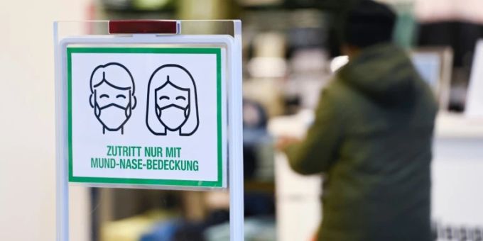 Hinweis auf Maskenpflicht an einem Geschäft in Essen Hinweis auf Maskenpflicht an einem Geschäft in Essen