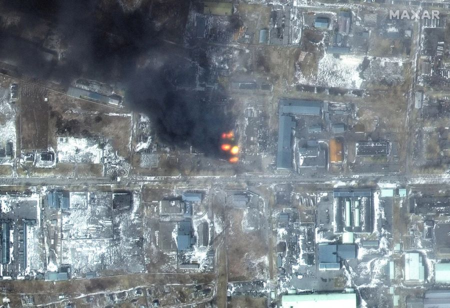 Feuer im Industriegebiet des Distrikts Primorskyi in Mariupol.