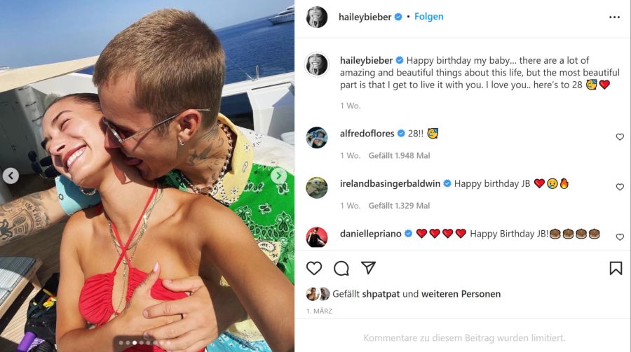 Justin Bieber und Hailey Bieber zeigen sich vertraut auf einer Jacht.