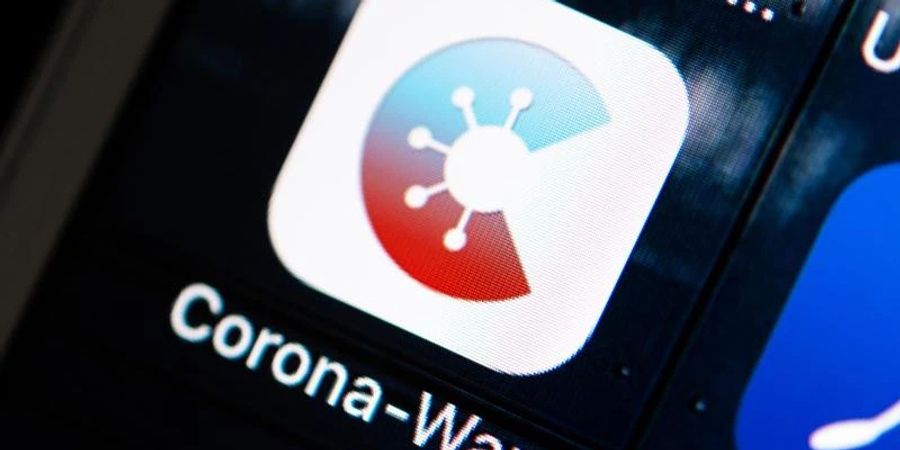 An der Corona-Warn-App gibt es weiter Kritik - auch wegen Omikron. Foto: Catherine Waibel/dpa-tmn