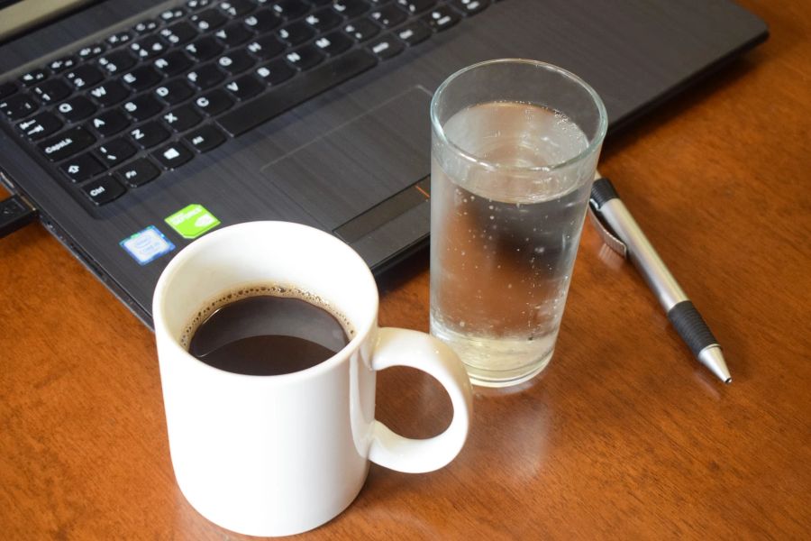 Laptop Kaffeebecher Wasserglas Kugelschreiber