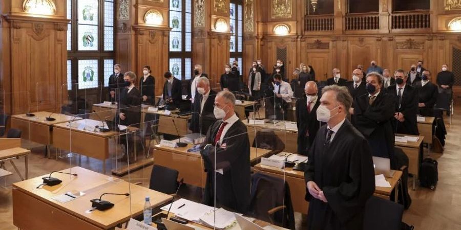 Anwälte der Verteidigung (r) und der Nebenklage (l) zu Beginn der Revisionsverhandlung vor dem 5. Strafsenat des BGH. Foto: Jan Woitas/dpa-Zentralbild/dpa