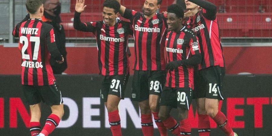 Die Spieler von Leverkusen feiern den Treffer zur 1:0-Führung. Foto: Marius Becker/dpa