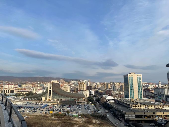 Prishtina mit dem Jugend- und Sportzentrum. kosovo