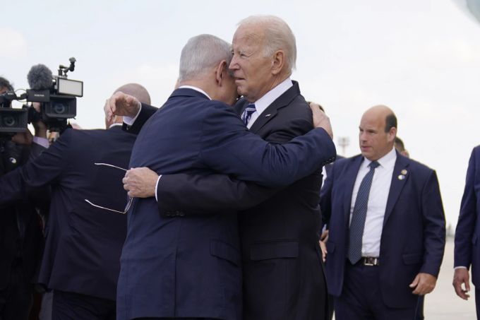 Joe Biden wurde von Benjamin Netanyahu auf dem Flugplatz empfangen. Biden Israel Palestinians