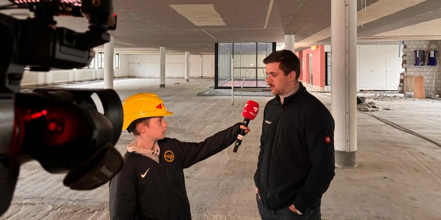 Noel beim Interview mit Bauleiter Lionel Ackermann.