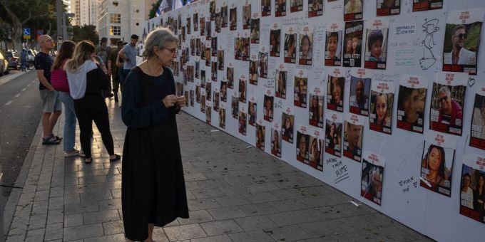 Fotos der im Gazastreifen vermissten Menschen an einer Wand in Tel Aviv. (Archivbild) vermisste tel aviv