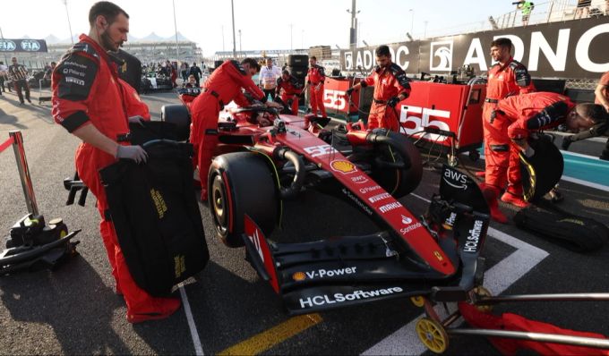 Die Mechaniker von Ferrari am Auto von Carlos Sainz beim Abu-Dhabi-GP der Formel 1. Ferrari Carlos Sainz